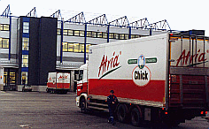 Logistiikkakeskuksesta ruoka pakataan rekkaan